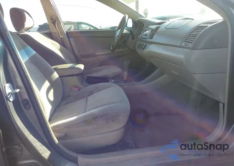 2004 Toyota Camry Le z USA, uszkodzony, nr VIN 4T1BE32K24U789868